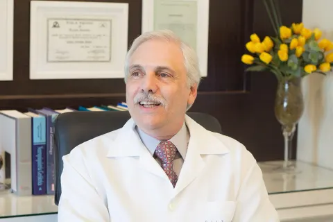 Dr. Carlos Nemes durante atendimento