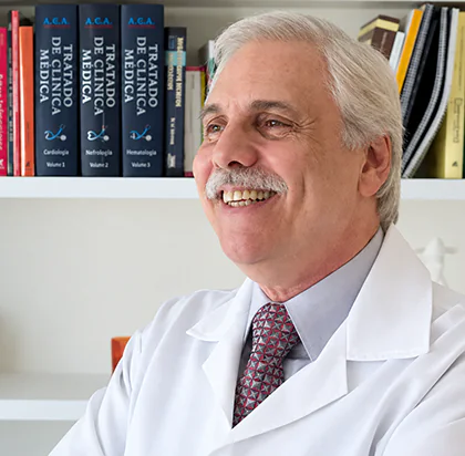 Dr. Carlos Nemes em seu consultório em São Paulo
